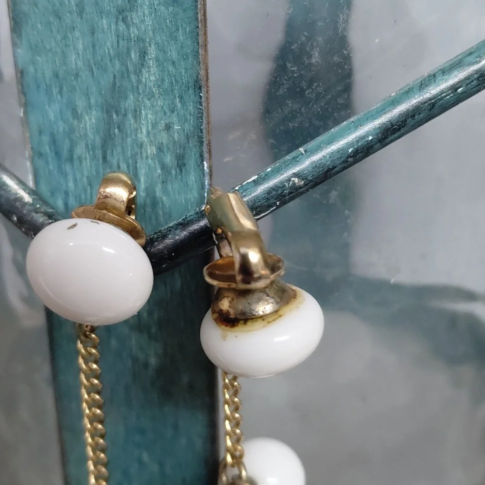 Vintage White and Gold Dangle Clip On Earrings - Picture 3 of 5